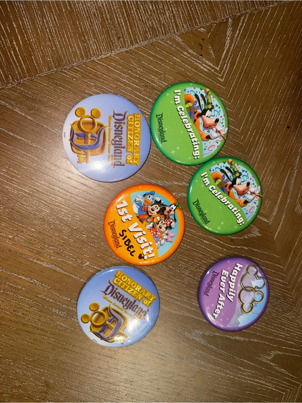 Very Cool set of 6 WALT DISNEY WORLD Pin Back Button MICKEY MOUSE & Friends